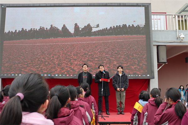 陆路老师与扬大学生合影.JPG