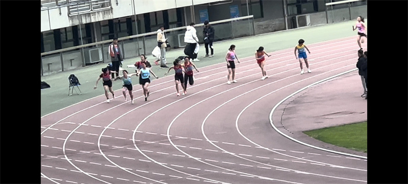 6朱奕凝和吴钰娴4×100米交接棒.jpg