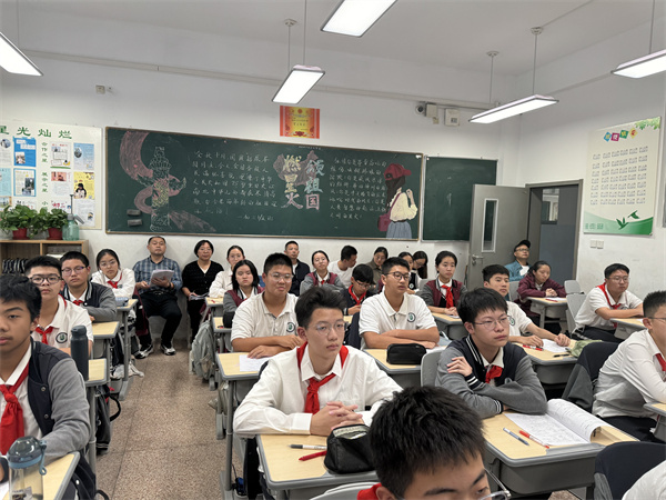 学生认真听讲.jpg