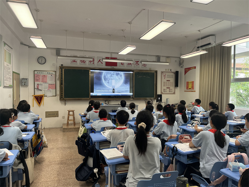 六年级同学主题学习.jpg