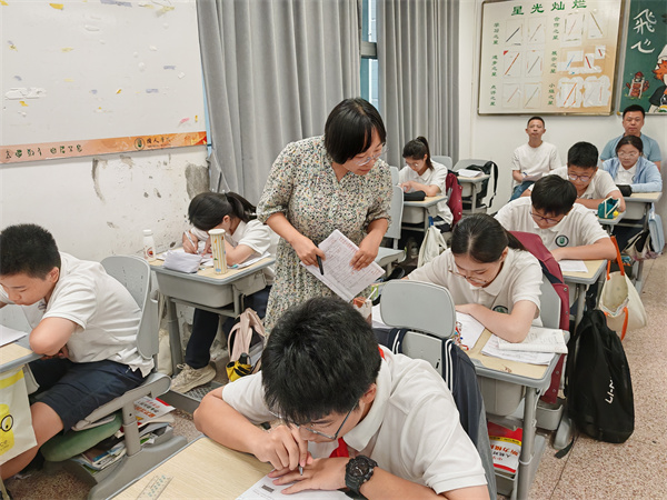 王俊老师指导学生.jpg