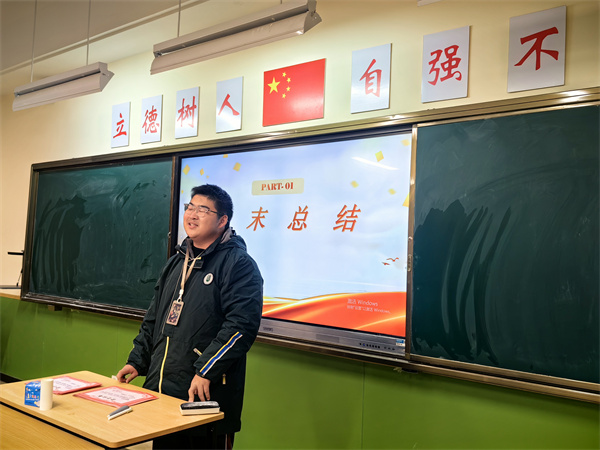 1.学生会主席戴晨毅发言.jpg